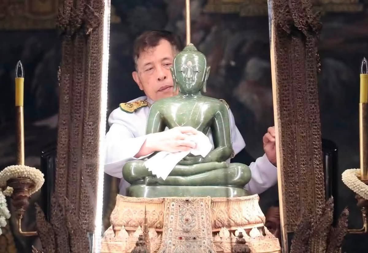 Skyboyz15's tweet photo. “ในหลวง พระราชินี” ทรงเปลี่ยนเครื่องทรงฤดูร้อน พระแก้วมรกต เป็นเครื่องทรงฤดูฝน ณ พระอุโบสถวัดพระศรีรัตนศาสดาราม ในพระบรมมหาราชวัง 🙏🏻 https://t.co/vKEyjtAlhI