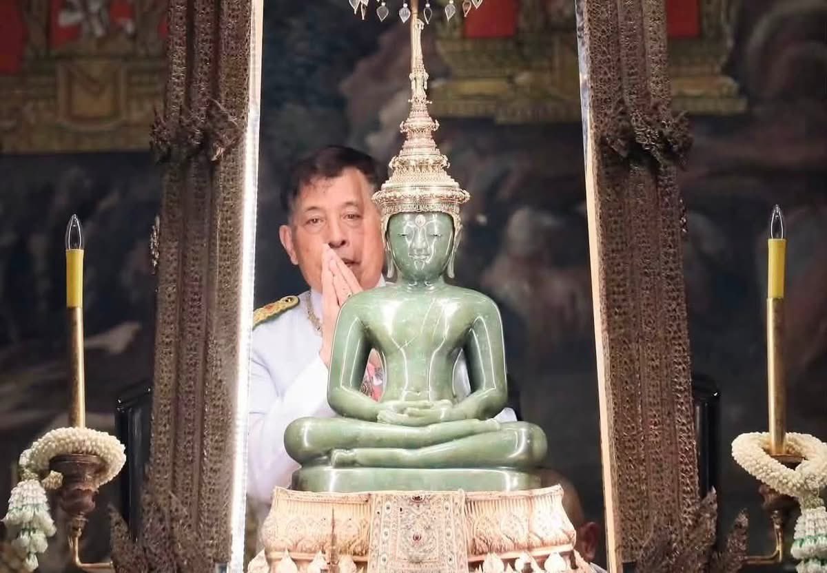 Skyboyz15's tweet photo. “ในหลวง พระราชินี” ทรงเปลี่ยนเครื่องทรงฤดูร้อน พระแก้วมรกต เป็นเครื่องทรงฤดูฝน ณ พระอุโบสถวัดพระศรีรัตนศาสดาราม ในพระบรมมหาราชวัง 🙏🏻 https://t.co/vKEyjtAlhI