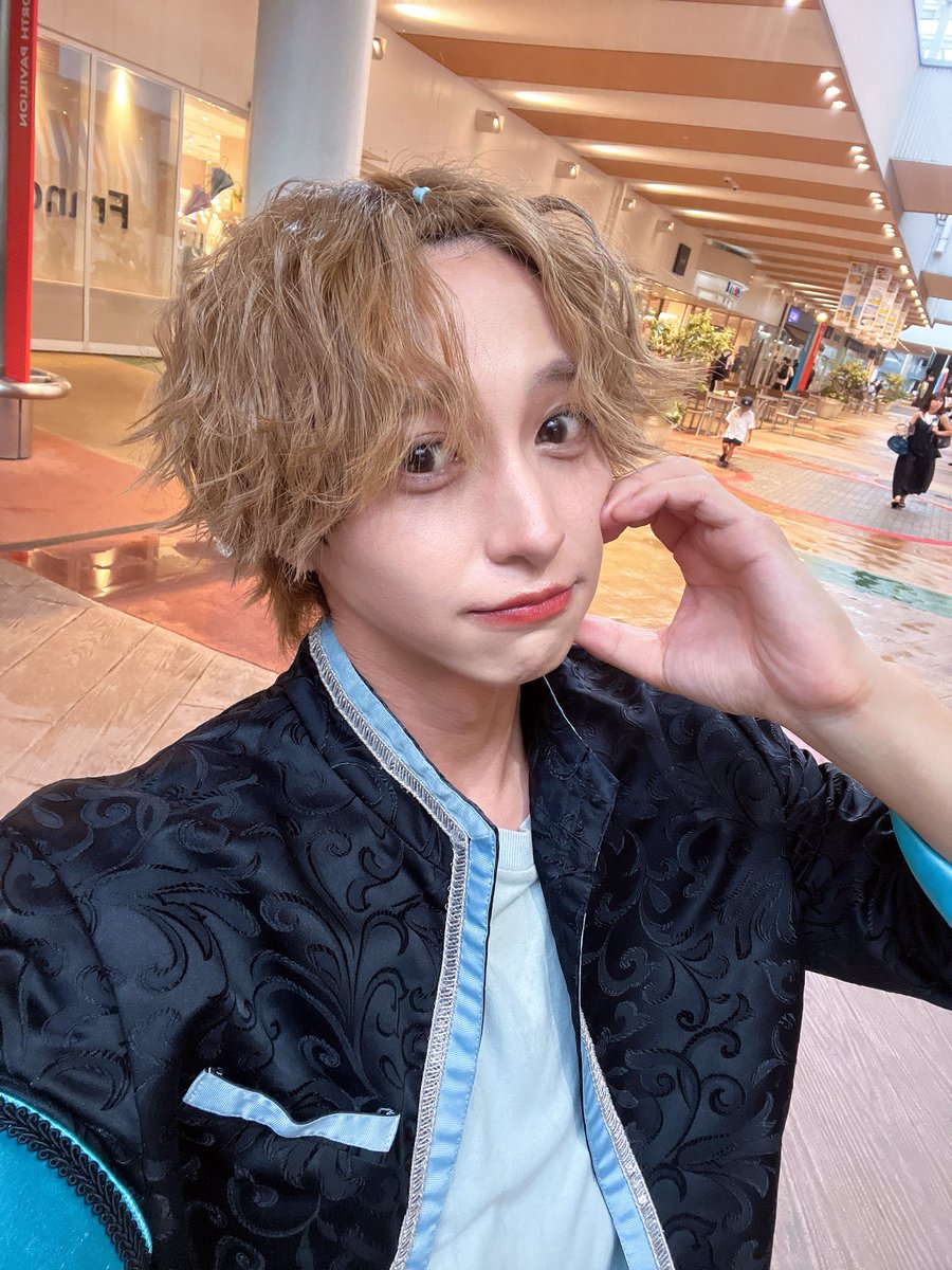 M_K0uHEY's tweet photo. コクーンシティ一部二部終了しました✨
暑い中だったけど来てくれた皆さん
本当にありがとうーーー╰(*´︶`*)╯♡
日本1発目めちゃくちゃ楽しかった(๑˃̵ᴗ˂̵) https://t.co/rbKYdkJStR