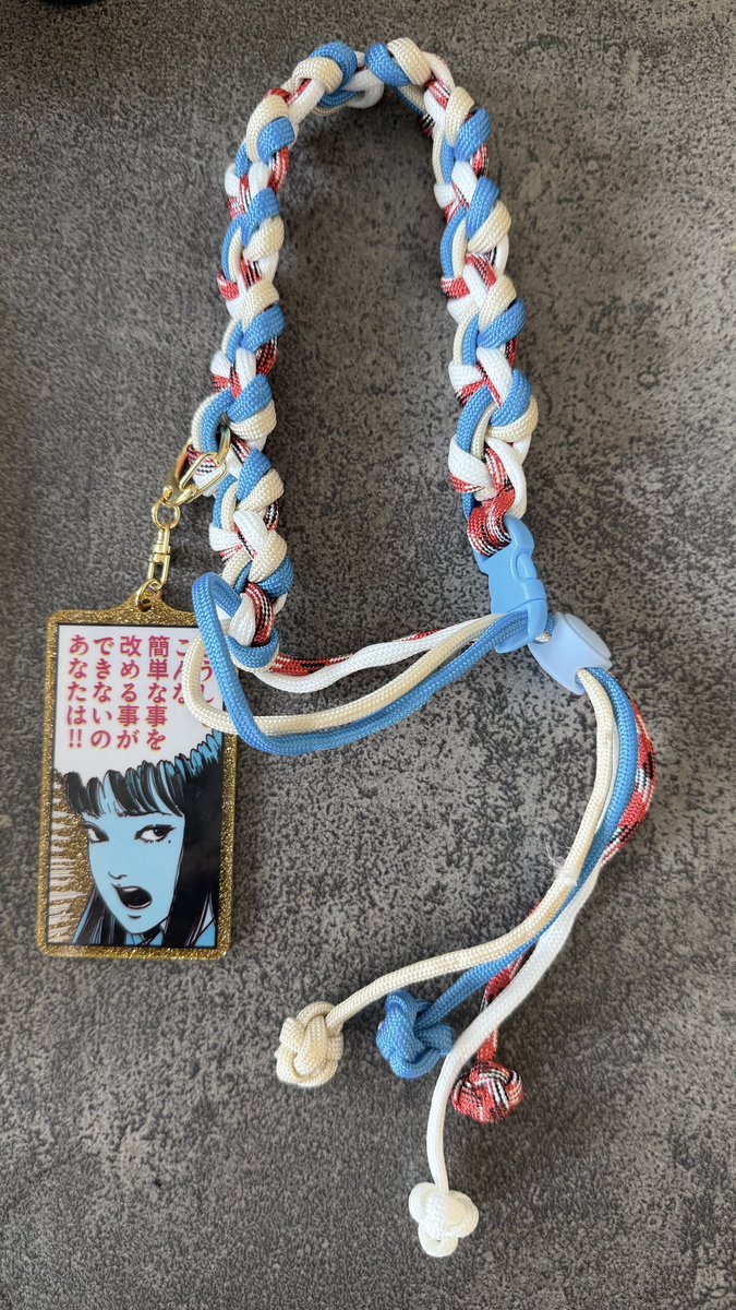 igaguri_design's tweet photo. 富江のキーホルダーから色を拾って、パラコードでドリンクホルダーを編みました。編み方もウネウネした感じでおどろおどろしく美しく。 https://t.co/AHVFQDnh8Q