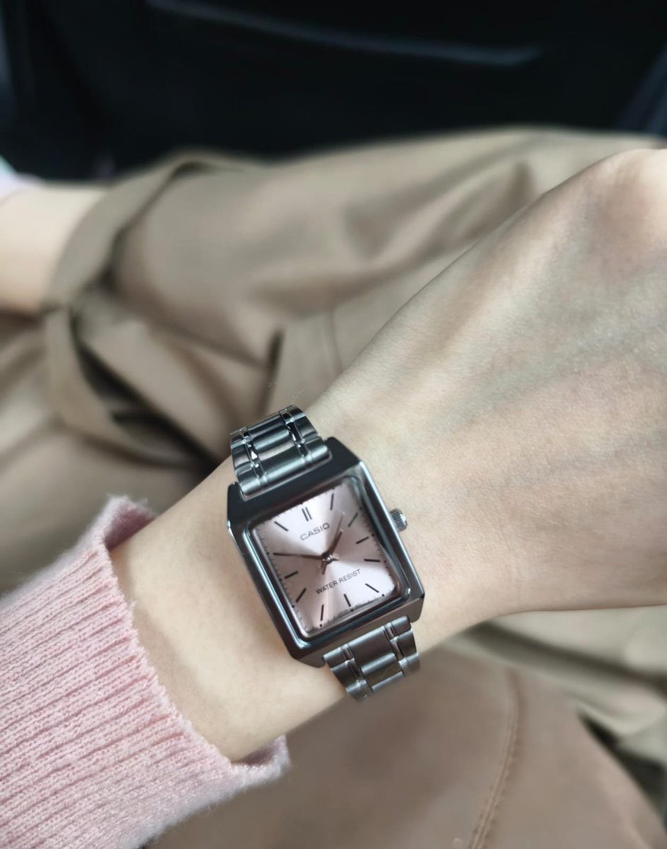 crushy153's tweet photo. Jam tangan Casio yang pink ini cantik banget! Suka sama desainnya yg elegant gini dan pasti awet banget😭 https://t.co/6h3TthQ7ka