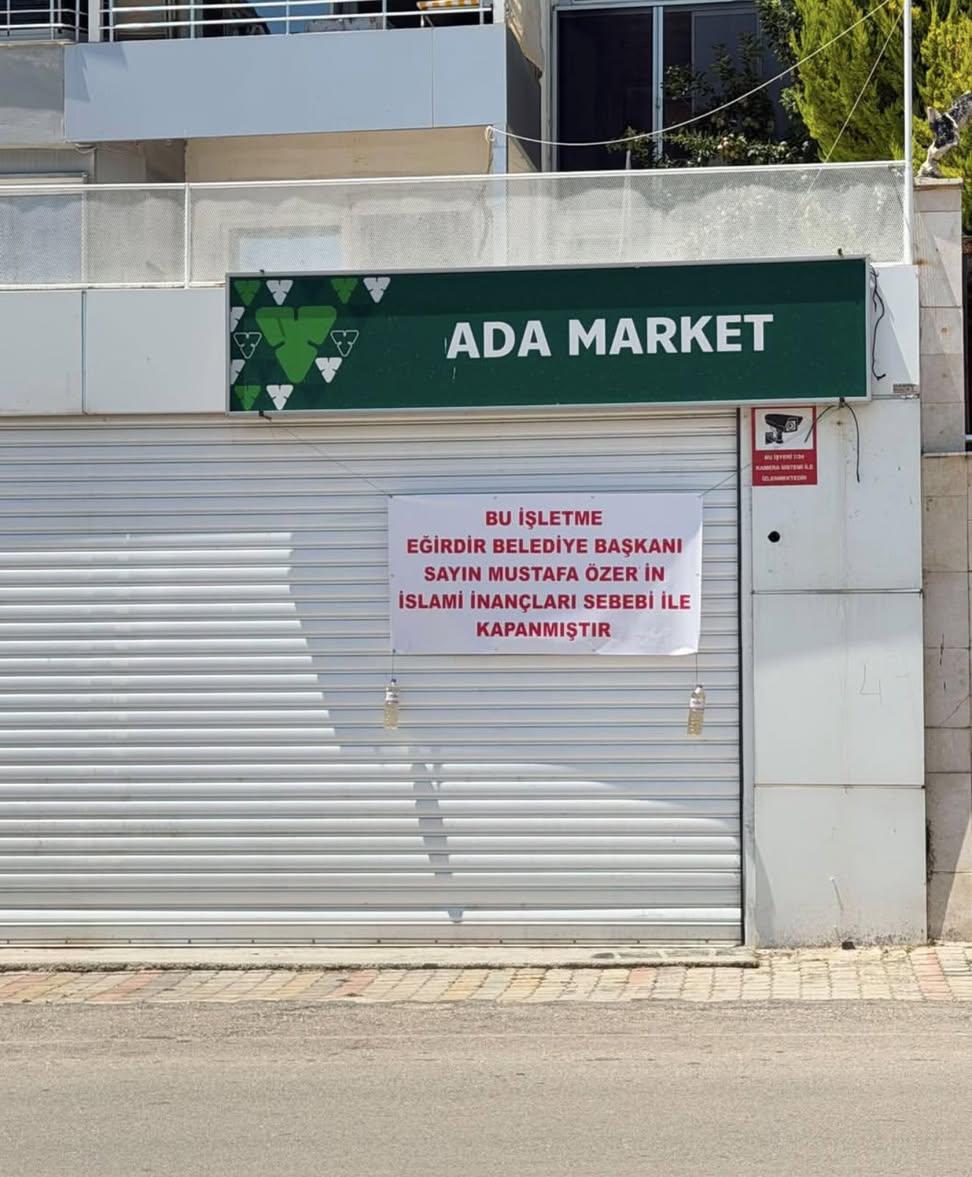 mahfildijital's tweet photo. 🔴 Isparta Eğirdir’de bir tekel bayiinin dükkanına astığı yazı:

“Bu işletme, Eğirdir Belediye Başkanı Sayın Mustafa Özer’in İslami inançları sebebiyle kapanmıştır.” https://t.co/d6PkLv59XU