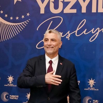 AKPartiArtvin's tweet photo. TİCARET BAKANIMIZ SAYIN ÖMER BOLAT ARTVİN’İMİZE GELİYOR

Cumhurbaşkanımız ve Genel Başkanımız Sayın Recep Tayyip Erdoğan ’ın liderliğinde Türkiye Yüzyılı hedefleri doğrultusunda çalışmalarını sürdüren Ticaret bakanlığı, Ticaret Bakanımız Prof.Dr Ömer Bolat, bir dizi ziyaret ve temaslarda bulunmak üzere 31 Temmuz 2026 Cuma günü Artvin’imize geliyor.

Bakanımıza, Artvin Milletvekilimiz ve Önceki Dönem Bakanımız Faruk Çelik , İl Başkanımız Ali Semih Aydemir  , ilçe başkanlarımız  ve teşkilat mensuplarımız program boyunca refakat edecektir.

Artvin merkez programı kapsamında Sayın Bakanımız; Artvin Valiliği, AK Parti Artvin İl Başkanlığımız ve Milliyetçi Hareket Partisi Artvin İl Başkanlığını ziyaret edecek, ardından Merkez Camii’nde Cuma namazını eda edecektir.

Cuma namazının ardından ilimizde faaliyet gösteren sivil toplum kuruluşlarının temsilcileriyle Artvin Ticaret ve Sanayi Odası (ATSO) Toplantı Salonu’nda bir araya gelecek olan Sayın Bakanımız, ilimizin ekonomik yapısı, ticaret hayatı ve iş dünyasının beklentilerine ilişkin kapsamlı istişarelerde bulunacaktır.

Artvin merkez programının ardından Sayın Bakanımız;

* Hopa’da sivil toplum kuruluşlarının temsilcileriyle bir araya gelecek,
* Kemalpaşa’da Futbol Sahası Temel Atma Töreni’ne katılacak,
* Sarp Sınır Kapısı’nda inceleme ve ziyaretlerde bulunacak,
* Arhavi’de gerçekleştireceği temasların ardından Rize’ye hareket edecektir.

Ziyaret kapsamında; iç ticaretin güncel durumu, ilimizin ticari potansiyeli, esnafımızın ve iş dünyamızın beklentileri, ticaret hayatının temel sorunları ile çözüm önerileri kapsamlı şekilde ele alınacaktır. Enflasyonla mücadelede elde edilen olumlu gelişmelerin ışığında, sanayi altyapısı sınırlı olmasına rağmen ticaret, turizm ve sınır ticareti açısından büyük bir potansiyele sahip olan Artvin’imizin ekonomik kalkınmasına yönelik atılacak yeni adımlar da değerlendirilecektir.

Ticaret Bakanımız Sayın Ömer Bolat’ın ilimize gerçekleştireceği ziyaretin, Artvin’imize, hemşehrilerimize ve iş dünyamıza hayırlı olmasını temenni ediyor; şehrimizin geleceğine değer katacak önemli sonuçlara vesile olmasını diliyoruz.

@Akparti 
@omerbolatTR 
@farukcelikcomtr 
@aydemiralisemih