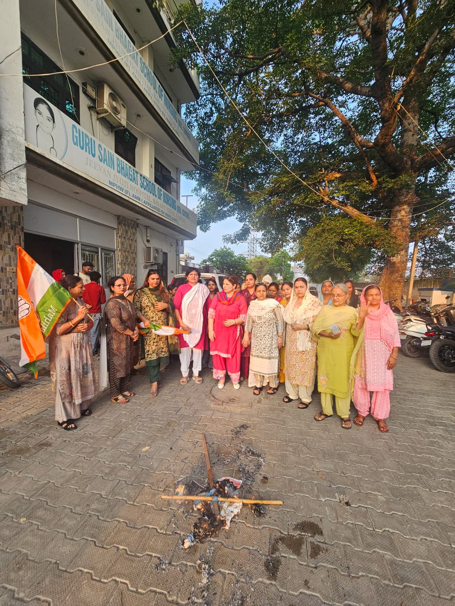 MahilaCongress's tweet photo. महिलाओं के सम्मान पर भाजपा का  प्रहार, हमें नहीं है स्वीकार!

कंगना रनौत के विवादित बयान और शिक्षा मंत्री प्रहलाद जोशी की रेपिस्ट समर्थक मानसिकता के ख़िलाफ़ महिला कांग्रेस का विरोध प्रदर्शन।

📍 करनाल, हरियाणा 

#MahilaVirodhiBJP https://t.co/lO1OJNehRU