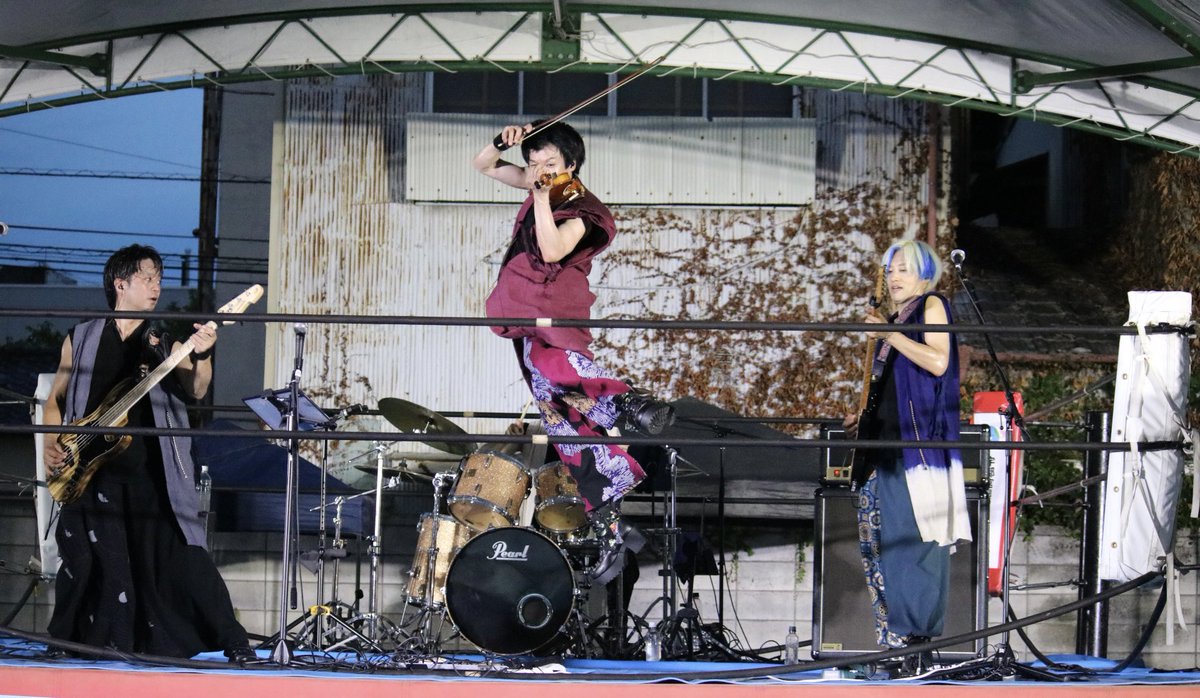yukata_a's tweet photo. 【ヤングヤング夏祭り in 栃木県足利市】LiberaMe
黎明座さんとのコラボもカッコよく昨年演奏されてた皆さんがとても成長した感あったり。1年前のここでの演奏後にドイツに渡り世界第2位になったり時間の流れがなんか凄い🎶
#LiberaMe #いつもは空中5回転 #ライブ演奏とプロレのスリングは合わない https://t.co/myZy7mG9JQ