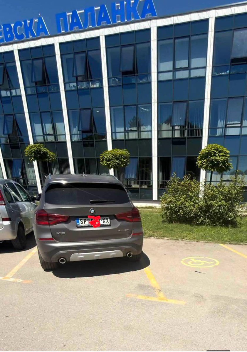 bodirogic45829's tweet photo. БИВША НАЧЕЛНИЦА ПОЛИЦИЈСКЕ УПРАВЕ У СМЕДЕРЕВУ, ВЕСЕЛА МИЛОВАНОВИЋ, ПАРКИРАЛА СВОЈ ПУТНИЧКИ АУТОМОБИЛ, НА ПАРКИНГУ ОПШТИНЕ СМЕДЕРЕВСКА ПАЛАНКА.

ВЕСЕЛА МИЛОВАНОВИЋ ЈЕ ПРОШЛЕ ГОДИНЕ ТОКОМ БЛОКАДА И ПРОТЕСТА БИЛА ЗАДУЖЕНА ЗА ВАЂЕЊЕ КРИМИНАЛАЦА ИЗ ЗАТВОРА У СРЕМСКОЈ МИТРОВИЦИ, ЊИХОВО ОБЛАЧЕЊЕ У ПОЛИЦИЈСКЕ УНИФОРМЕ И ТРАМСПОРТ АУТОБУСИМА ФИРМЕ У ВЛАСНИШТВУ ЗВОНКА ВЕСЕЛИНОВИЋА НА ПРОТЕСТЕ ДА КРВНИЧКИ ТУКУ ДЕЦУ.