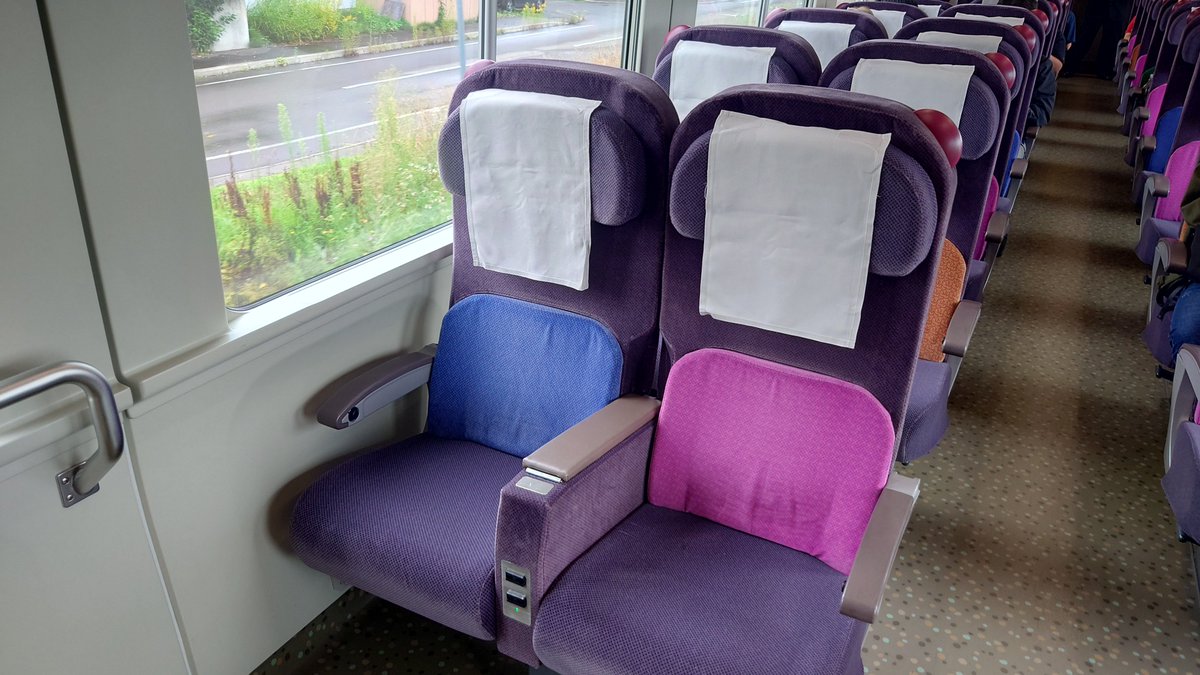Sunshineikemen's tweet photo. キハ261系はまなす編成の車内はこんな感じ！普通席は他の車両と座席が同じように見えるが、座席の柄が違ったり肘掛けが動かない代わりに全席コンセント完備など他の普通席よりも圧倒的に快適である。ラウンジ車両は誰でも利用でき、パソコン作業したりお菓子を食べたり自由に過ごせるのが良き。 https://t.co/33czveuwoR