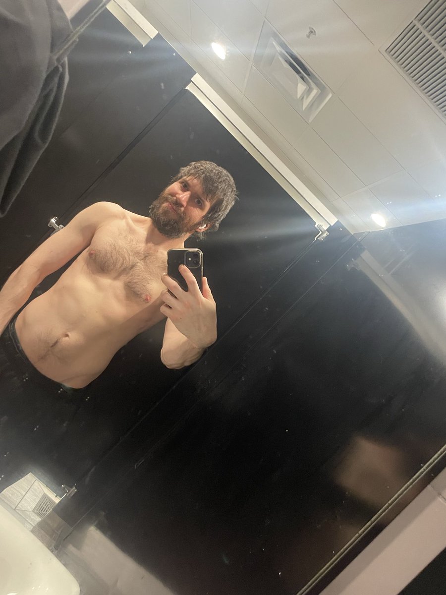 Just_L00kin's tweet photo. I live in a hoodie everyday so I never appreciate my gains https://t.co/Lo9kka0ej0