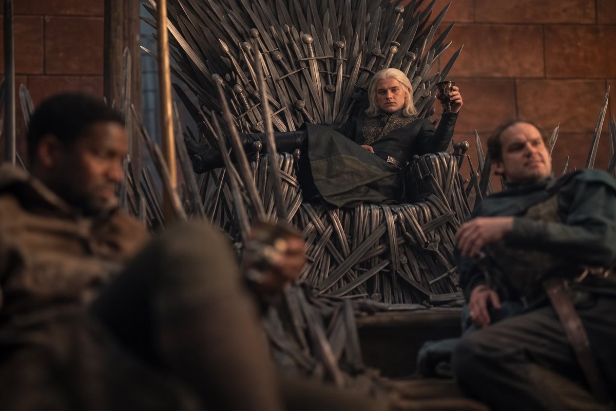 e_fosa08's tweet photo. One detail I’ve always found interesting:

Aegon never seemed uncomfortable on the Iron Throne, while both Viserys and Rhaenyra were shown bleeding after sitting it.

Do you think there’s a deeper meaning behind that, or is it just a coincidence? https://t.co/9EiS9egwZb