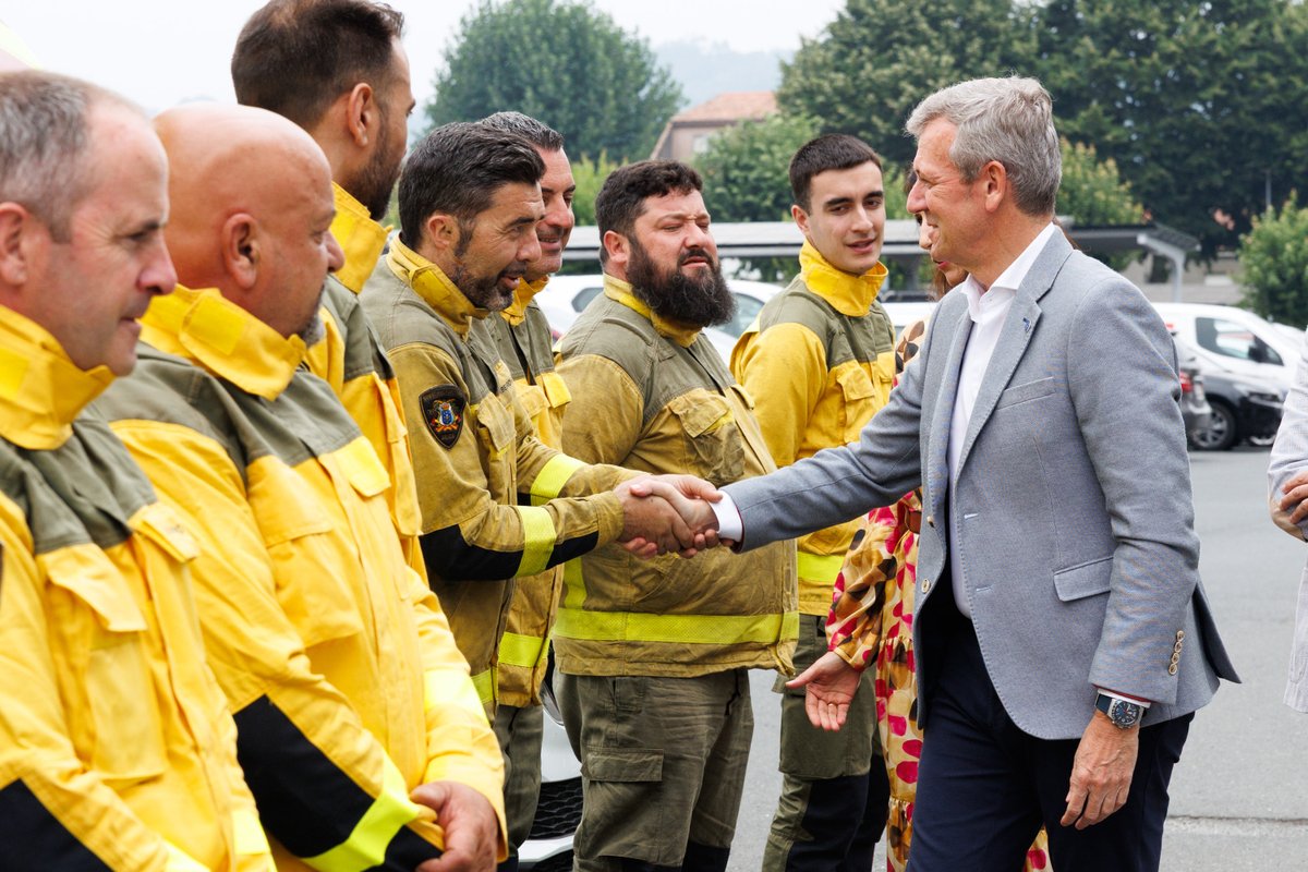AlfonsoRuedaGal's tweet photo. Grazas a todos os profesionais que estes días axudaron a combater os incendios noutras comunidades e que xa están de volta para seguir protexendo Galicia. 

Seguimos reforzando o dispositivo ante o mes de maior risco con novos medios aéreos https://t.co/qgZinNdccw