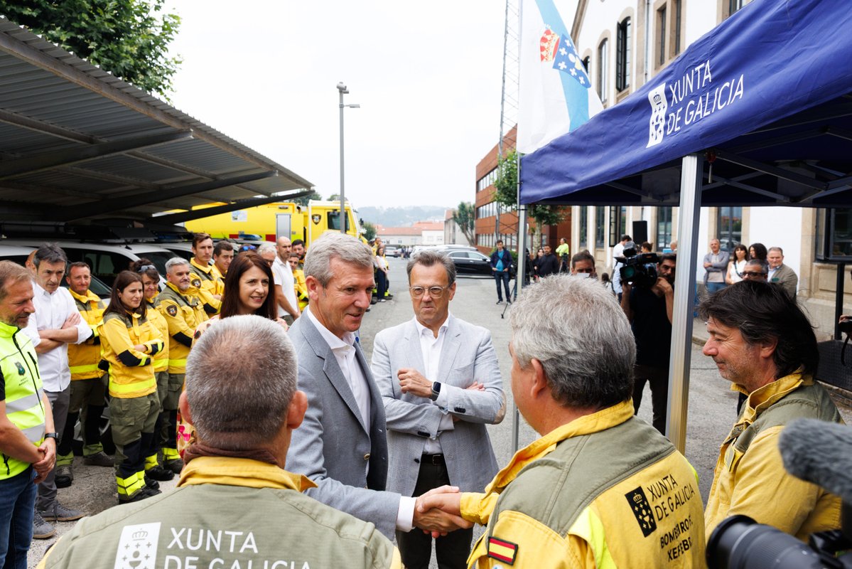 AlfonsoRuedaGal's tweet photo. Grazas a todos os profesionais que estes días axudaron a combater os incendios noutras comunidades e que xa están de volta para seguir protexendo Galicia. 

Seguimos reforzando o dispositivo ante o mes de maior risco con novos medios aéreos https://t.co/qgZinNdccw