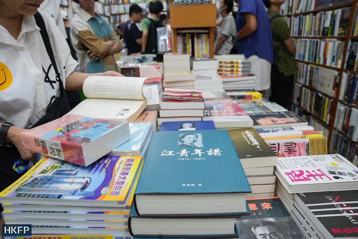 hkfp's tweet photo. Hong Kong's independent Greenfield Bookstore, whose staff were arrested by national security police two weeks ago, has announced its closure. HKFP paid a visit on Thursday as customers made last minute purchases. 

In full: https://t.co/4G0uuyxPkd Photo: Kyle Lam/HKFP. https://t.co/8F5jaxEhMU