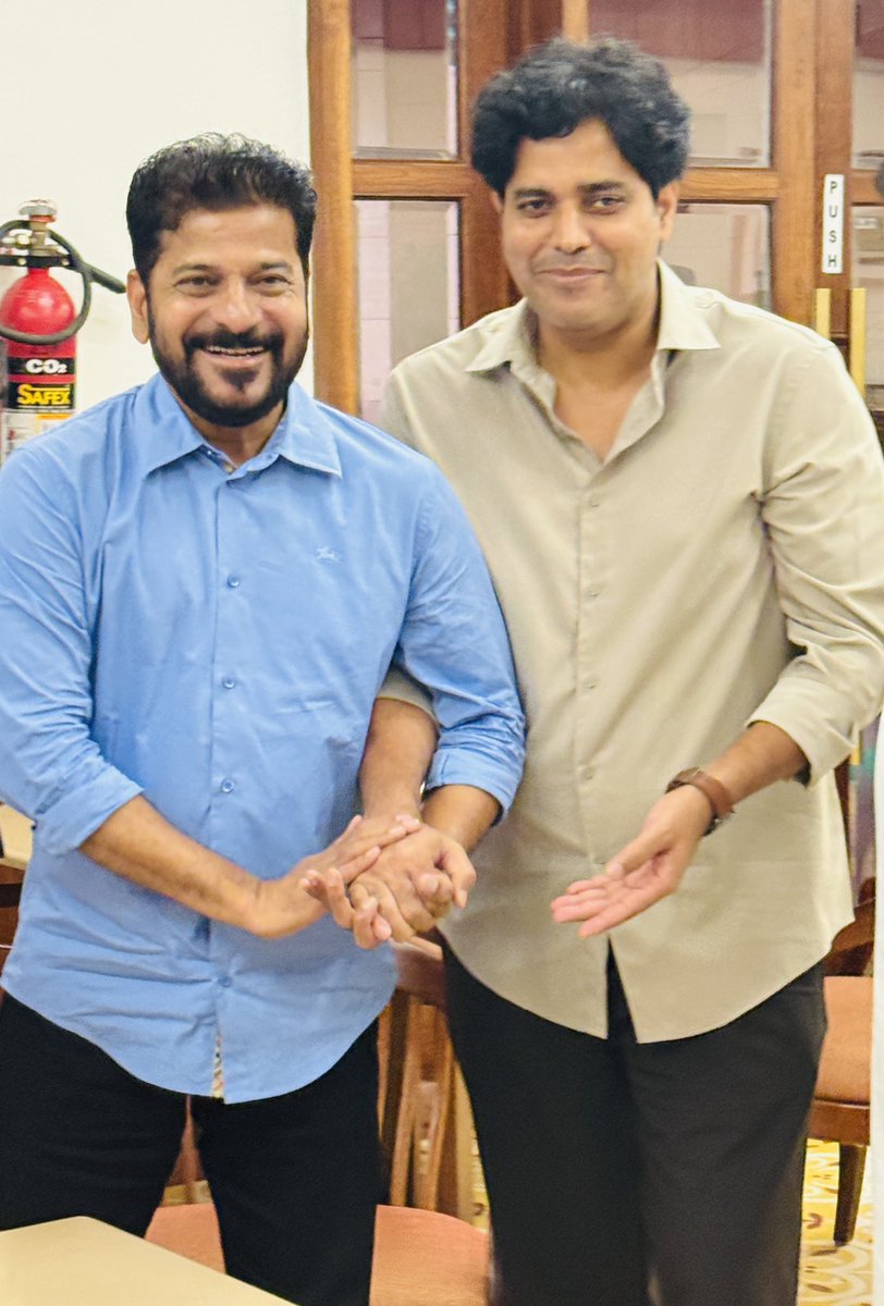 ShayarImran's tweet photo. तेलंगाना मुख्यमंत्री रेवंत रेड्डी जी से एक ख़ुशनुमा मुलाक़ात और तमाम सियासी मुद्दों पर गुफ़्तगू।
@revanth_anumula https://t.co/4xxQBIHf6I
