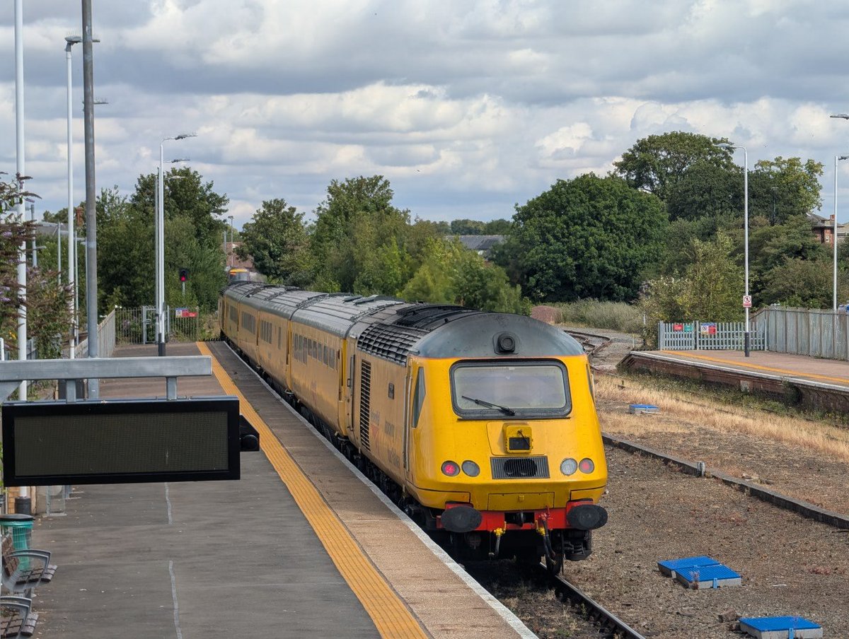 BostonWeatherUK's tweet photo. Network Rail NMT 'Flying Banana' HST at Boston. https://t.co/wd8Q3I9i8H