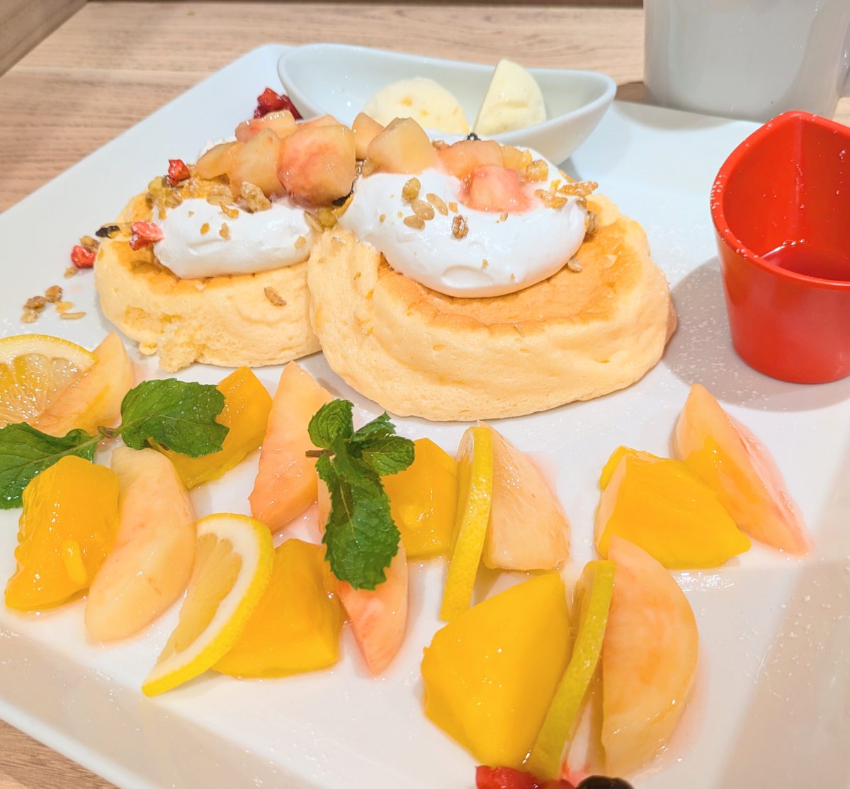 ama2_50's tweet photo. 最近、暑さで疲れぎみなのか😵☀️
朝から甘い物が食べたくて🤤
むさしの森珈琲☕✨で
桃マンゴーパンケーキ🍑🥭🥞
頂いてきましたー🙌
甘くて美味しくて満たされたー😋 https://t.co/yDvhacXFKs