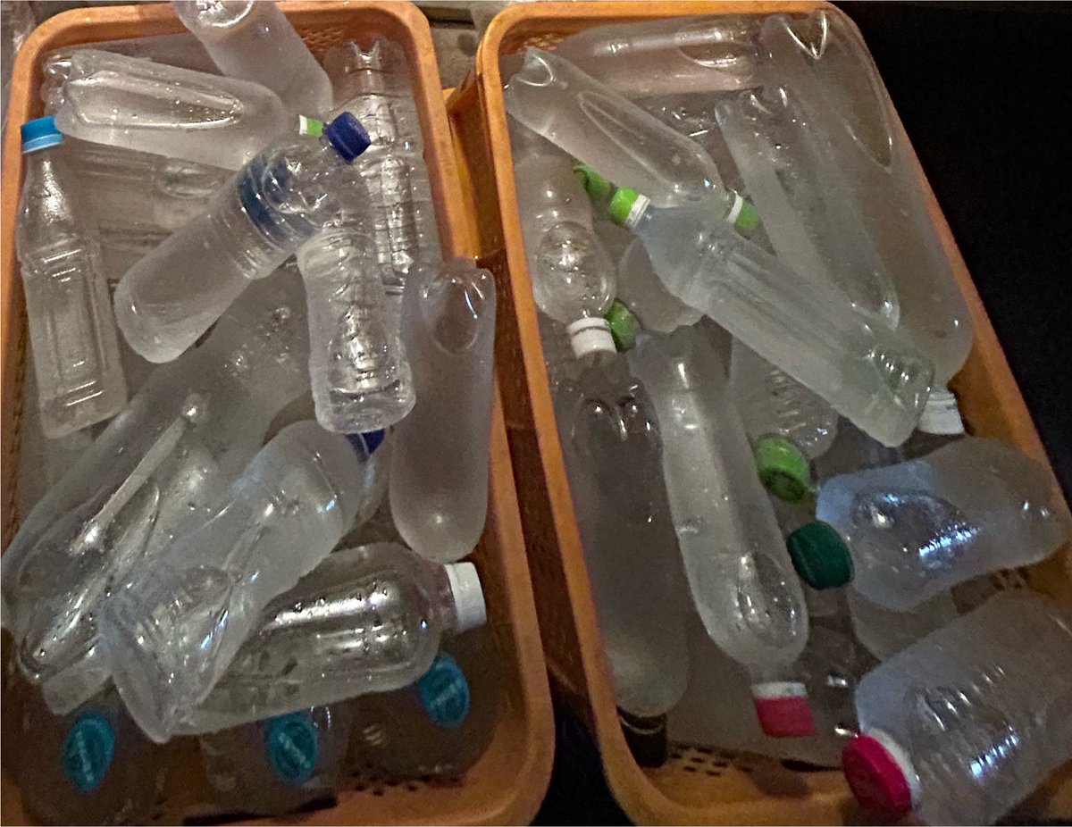 e0lPsExrgKg1NiN's tweet photo. 甥っ子19歳が、断水地区に水を持ってくーって友達とペットボトル一個一個きれいに洗って水ついでた😭
仕事終わってきついだろうに。
水道水だけど、地下水だから飲めるし、もらった方が飲むのに抵抗あるなら、手洗いや、トイレ流したり、皿洗いしたりに使えるからね😭
断水は本当につらいもんね。 https://t.co/9hQMvDfv8Z