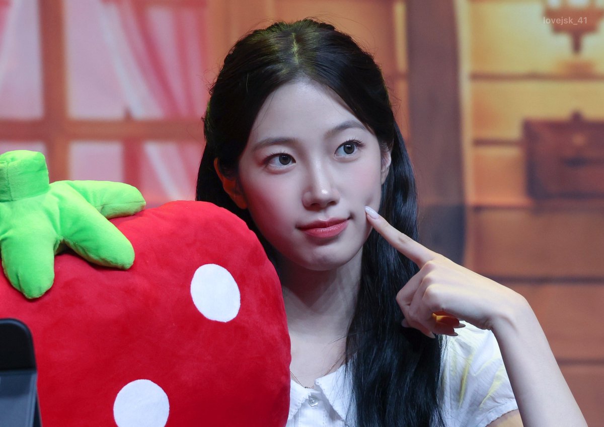 lovejsk_41's tweet photo. 260722 MP Fansign

#르세라핌 #LE_SSERAFIM 
#카즈하 #KAZUHA #カズハ https://t.co/FB6b5KFtQ2