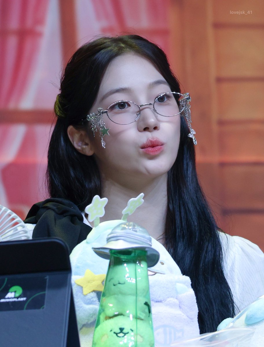 lovejsk_41's tweet photo. 260722 MP Fansign

#르세라핌 #LE_SSERAFIM 
#카즈하 #KAZUHA #カズハ https://t.co/FB6b5KFtQ2