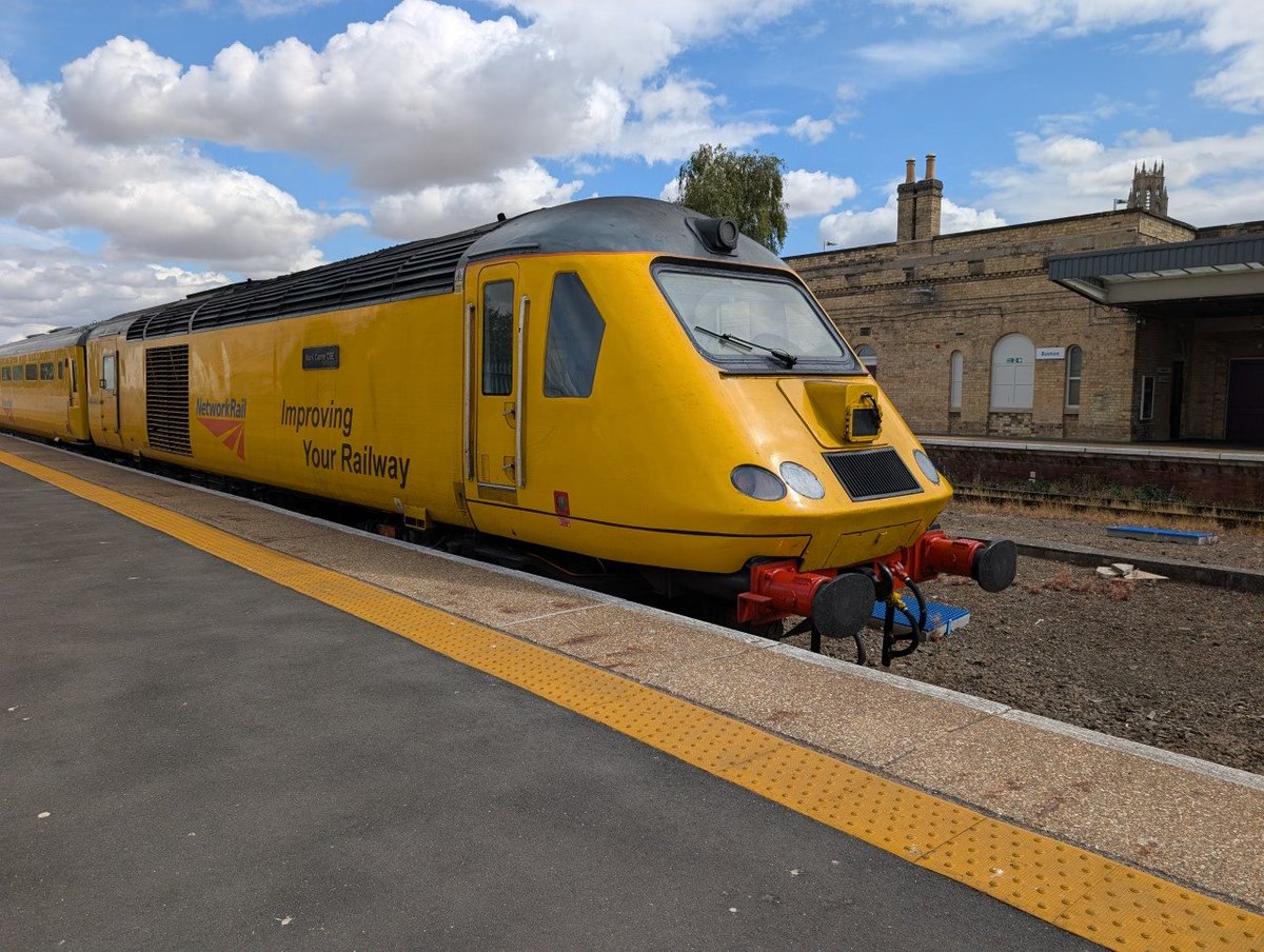 BostonWeatherUK's tweet photo. Network Rail NMT 'Flying Banana' HST at Boston. https://t.co/wd8Q3I9i8H