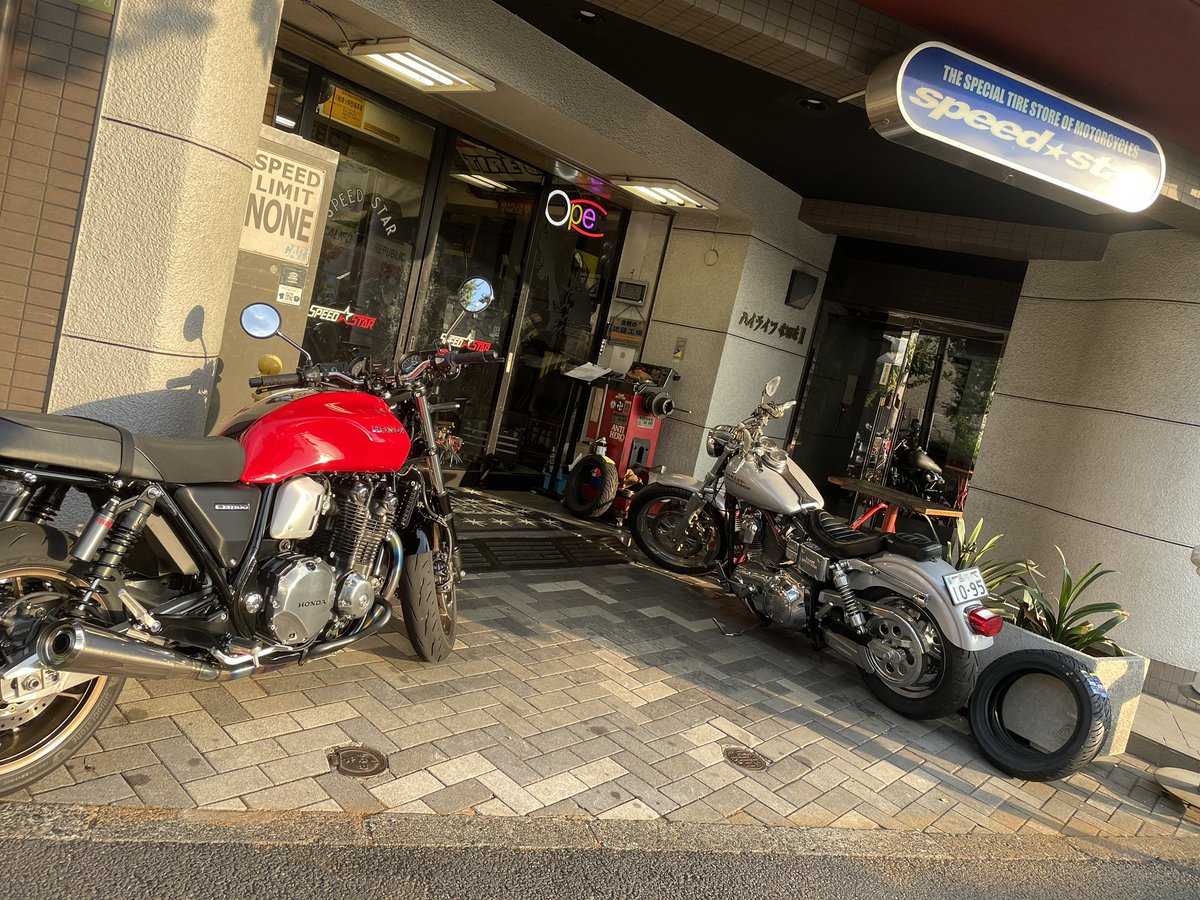 Hata8133's tweet photo. 走ってれば、暑くない。
不動産屋と法務局の帰りにお友達のお店に御見舞い。
Speed☆starは予約制になりました。
#スピードスター
#バイクタイヤ交換
#CB1100RS
#SC65 https://t.co/gGAc39iWqf
