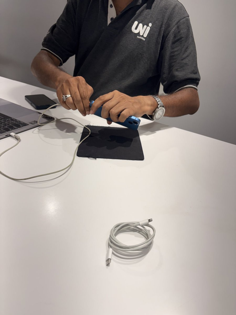 mukshukla's tweet photo. @Apple 3 months to bought cable and not working since last 1 month, visited service centre and told that cable is damaged on top. Very surprise this is the service if not than quality of product who’s should be doubt? Same no action on complaint https://t.co/UBIq0AsSJ7