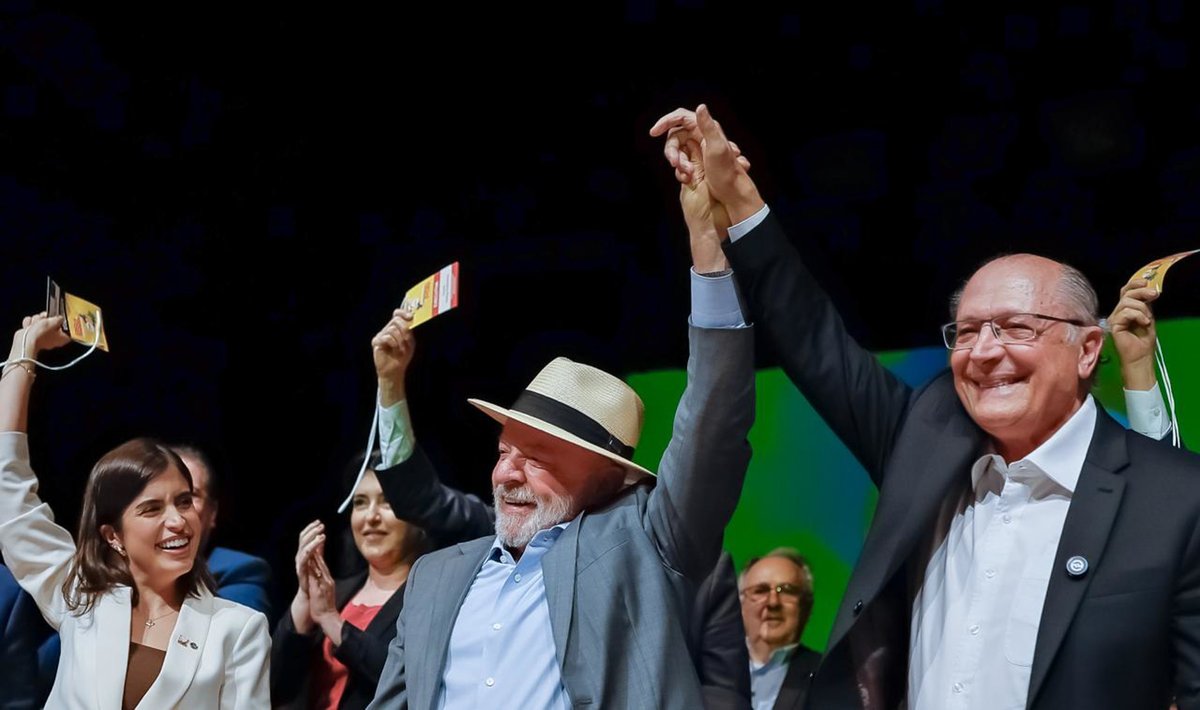 LulaOficial's tweet photo. É uma honra caminhar ao lado do PSB nessa jornada em defesa da democracia e de um Brasil mais justo, desenvolvido e com oportunidades para todos.

Nossa aliança é construída com diálogo, respeito e compromisso com o povo brasileiro. Seguiremos unidos, somando forças para fazer o Brasil continuar avançando. 🇧🇷

📸 @ricardostuckert