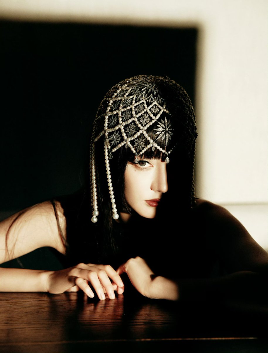Rebaxx63's tweet photo. 🖤 ​​Obsidian black paves the way for a mysterious prologue, while pearls ignite endless imagination. #Dilraba's minimalist silhouette is outlined in a dark night gown, releasing a cool, sharp edge amidst pure pearl shimmer. Tranquility and power intertwine https://t.co/AUF5GuCZKX