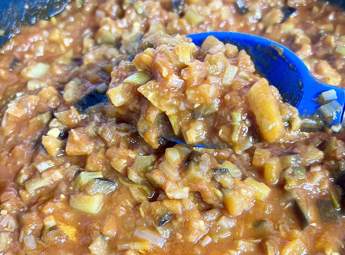 zampatelmundo's tweet photo. 👨🏻‍🌾👩🏻‍🌾 Nueva compra directamente a l@s #agricultores, y preparación de #pisto a mi estilo frito en este orden:
- Cebolla
- Pimiento verde
- Puerro
- Calabacín 
- Berenjena 
- Tomates maduros
💚 Siempre con #aove y buena sal

#recetas #delahuerta #comidareal https://t.co/Us9OG8X5T3