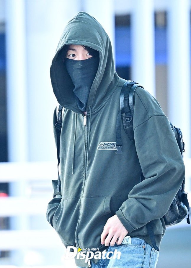 GoldenJKUnivers's tweet photo. Jungkook at Incheon Airport on the way to New York for the next leg of BTS’ Tour! https://t.co/D3gtPJeiAz