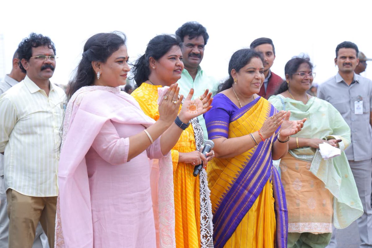 Anitha_TDP's tweet photo. అల్లూరి సీతారామరాజు భోగాపురం అంతర్జాతీయ విమానాశ్రయం ప్రారంభోత్సవ కార్యక్రమానికి విచ్చేయుచున్న భారత ప్రధాని శ్రీ @narendramodi గారికి మరియు ఆంధ్రప్రదేశ్ ముఖ్యమంత్రి వర్యులు శ్రీ @ncbn గారికి ఘన స్వాగతం పలికేందుకు ఏర్పాటు చేయబడుతున్న  ధింసా నృత్య ప్రదర్శన సన్నాహక కార్యక్రమాలను సహచర మంత్రి @gammadisud గారితో కలిసి పరిశీలించడం జరిగింది.

ఈ నృత్య ప్రదర్శన కార్యక్రమంలో గిరిజన సంస్కృతి సంప్రదాయాలను ప్రతిబింబించేలా 13 వేల మంది గిరిజన బాలికలతో నృత్య ప్రదర్శనకు ఏర్పాట్లు చేయడం జరుగుతుంది.

#BhogapuramAirport #AlluriSitaramaRajuAirport #ModiInAP #NarendraModi #ChandrababuNaidu #GummidiSandhyaRani #DhimsaDance #TribalCulture #AndhraPradesh