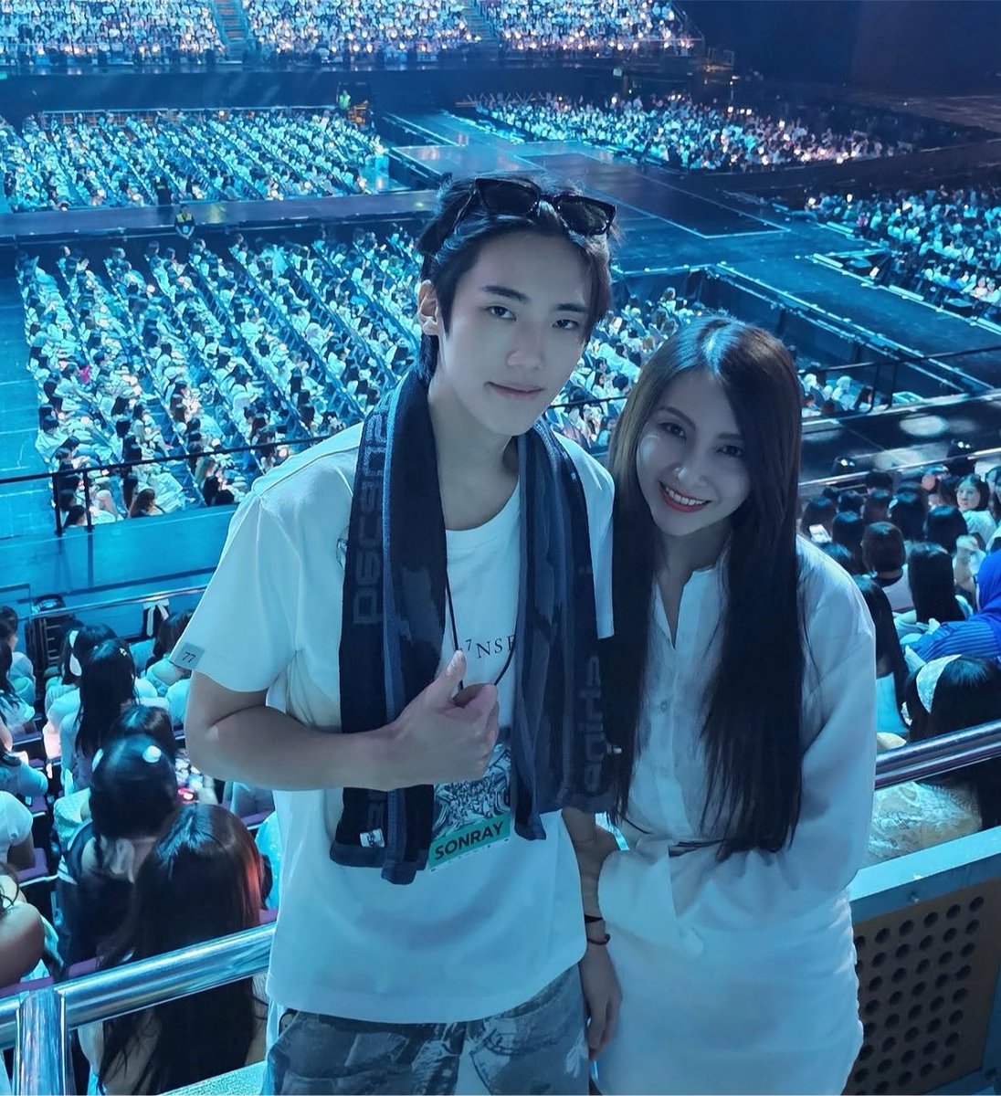 kimjongaa's tweet photo. ติดเข็มกลัดหน้าเค้าถ่ายรูปคู่กับแม่เค้า น้องภีมเก่งอะ https://t.co/NeP6yKwdpY