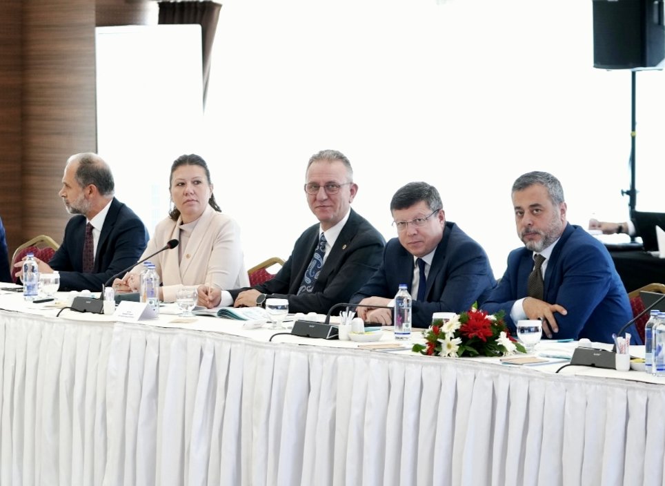 MvSuleymanOzgun's tweet photo. 📌 Millî Eğitim Bakanlığı

Millî Eğitim Bakanımız Sayın Prof. Dr. Yusuf Tekin’in başkanlığında, AK Parti Grup Başkanvekilimiz Sayın Özlem Zengin ve kıymetli milletvekillerimizin katılımlarıyla istişare ve değerlendirme toplantımızı gerçekleştirdik.

Türkiye Yüzyılı Maarif Modeli, eğitim yatırımları ve eğitimde kaliteyi artırmaya yönelik çalışmaları değerlendirdik.

Nazik ev sahipliği ve kıymetli değerlendirmeleri dolayısıyla Millî Eğitim Bakanımız Sayın Prof. Dr. Yusuf Tekin’e teşekkür ediyorum