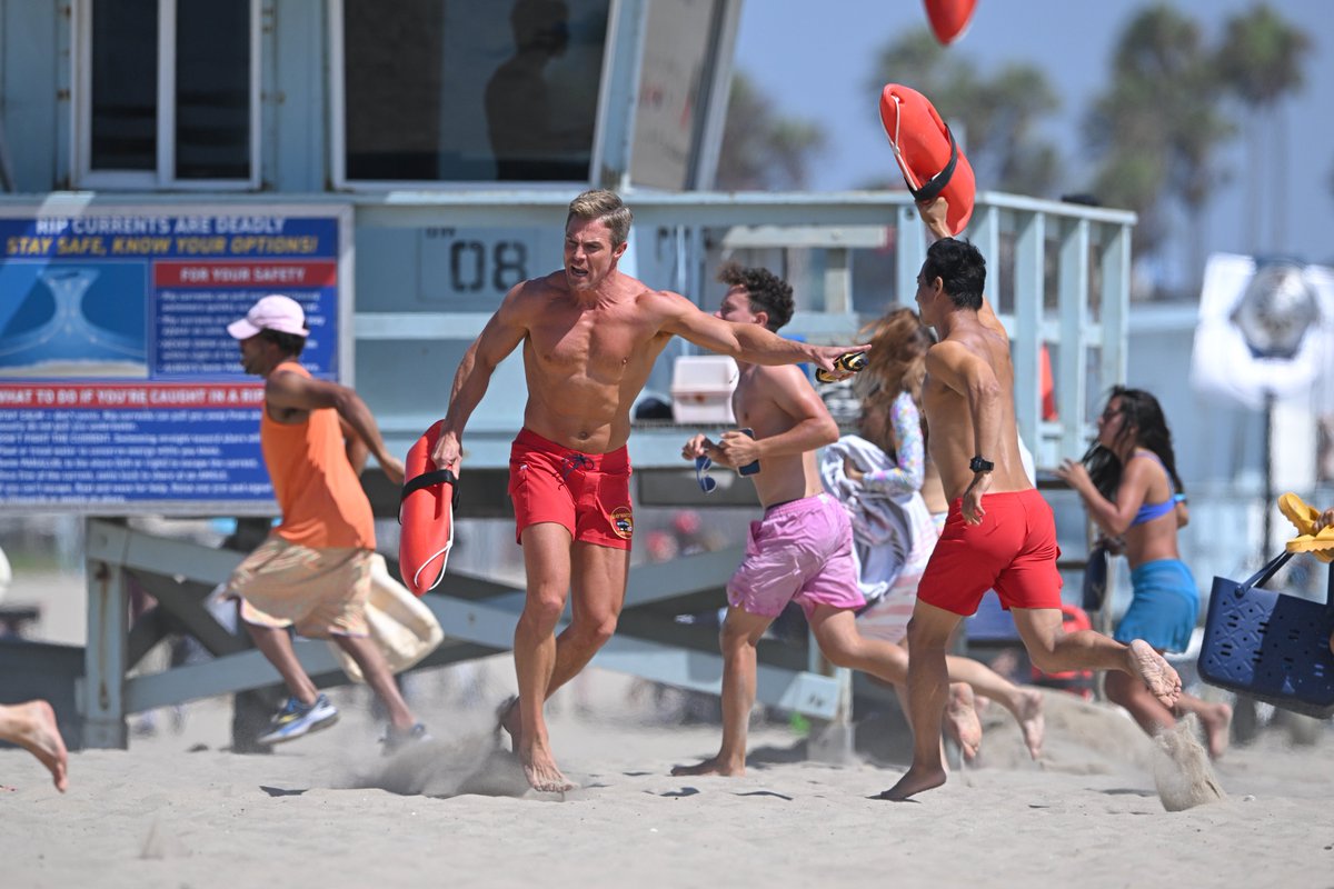 theycallmehalo's tweet photo. Aaaaaaand ACTION! Stephen Amell, aka Hobie Buchannon, springs into action on the sand for #Baywatch Saaaaaaaaave me!!! https://t.co/wea5ITkmg1