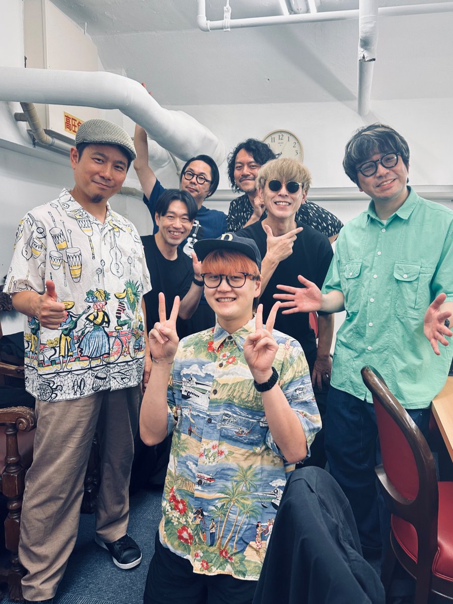 Junpeix's tweet photo. #キンモクセイ in まちだまほろ座

大好きなバンドさんを、大好きなライブハウスで拝見する。

これ以上の贅沢はございませんね。

本日も挙動不審気味にご挨拶をして、お写真も撮っていただきました。

そんな私にも、いつも大変お優しいお兄様方です。 https://t.co/OvKy29qUBp