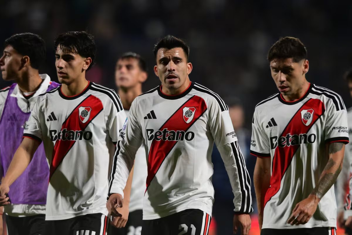 juanbalbi9's tweet photo. 🚨 Desde la primera derrota con Palmeiras en septiembre pasado, River ganó y perdió la misma cantidad de partidos entre los últimos 43 jugados.

✅ 18 victorias
❌ 18 derrotas
🤝 7 empates (un triunfo y una caída en penales)
⚽️ 49 goles a favor
⚽️ 43 goles en contra

Impactante. https://t.co/flqLNEGqWa