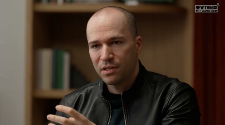 Guglielminetti's tweet photo. Greg Brockman, le président d’OpenAI, confirme qu’OpenAI travaille à une famille d’appareils conçus autour de ChatGPT, avec la voix, les agents et l’accès aux données personnelles au cœur de l’expérience. https://t.co/3t4qtFEg9G https://t.co/VpNHyhNmSx