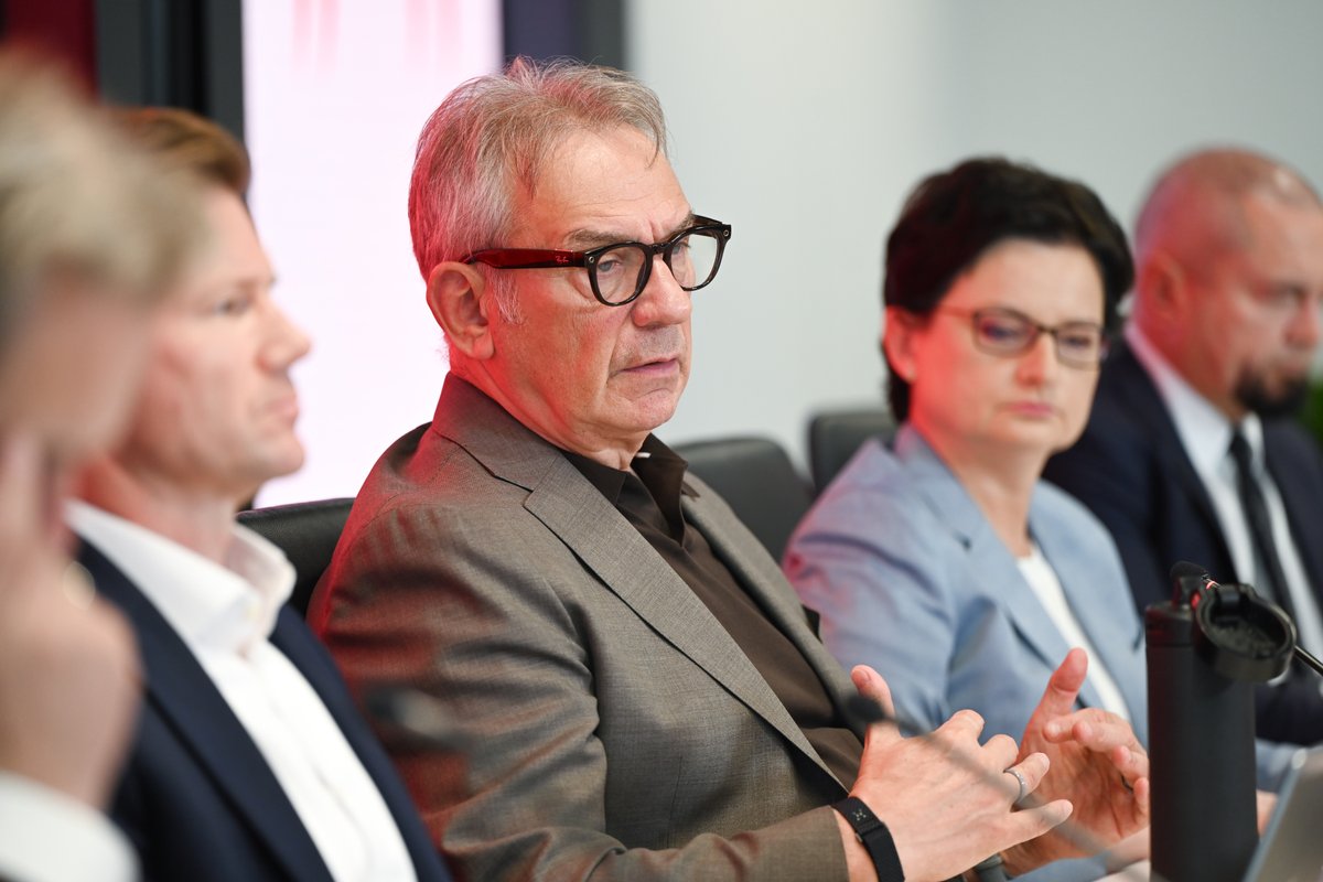 BankPekaoSA's tweet photo. 💬 Cezary Stypułkowski: Mamy za sobą solidną pierwszą połowę roku. Nadal dynamicznie rośnie nasza akcja kredytowa, pomimo mniej sprzyjającego otoczenia geopolitycznego. Skuteczna akwizycja i aktywność naszych klientów, pozwala nam niwelować wpływ niższych rynkowych stóp procentowych. W kolejnych kwartałach naszym celem pozostaje dalsze doskonalenie oferty i umacnianie naszej rynkowej pozycji.

Wspólnie z prezesem Pekao wyniki za pierwsze półrocze 2026 zaprezentowali: Dagmara Wojnar, Marcin Gadomski i Ernest Pytlarczyk @Pekao_Analizy.
#pekao #wynikifinansowe #bankowość #finanse