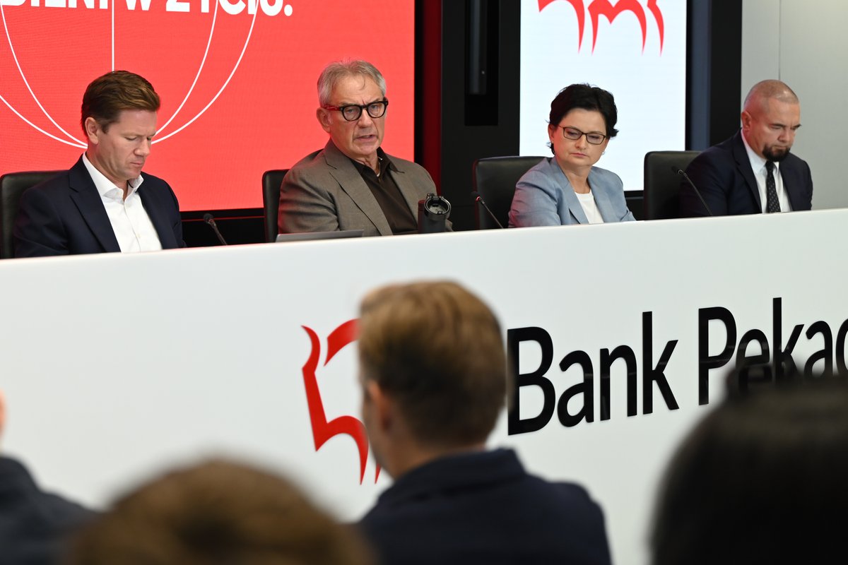 BankPekaoSA's tweet photo. 💬 Cezary Stypułkowski: Mamy za sobą solidną pierwszą połowę roku. Nadal dynamicznie rośnie nasza akcja kredytowa, pomimo mniej sprzyjającego otoczenia geopolitycznego. Skuteczna akwizycja i aktywność naszych klientów, pozwala nam niwelować wpływ niższych rynkowych stóp procentowych. W kolejnych kwartałach naszym celem pozostaje dalsze doskonalenie oferty i umacnianie naszej rynkowej pozycji.

Wspólnie z prezesem Pekao wyniki za pierwsze półrocze 2026 zaprezentowali: Dagmara Wojnar, Marcin Gadomski i Ernest Pytlarczyk @Pekao_Analizy.
#pekao #wynikifinansowe #bankowość #finanse