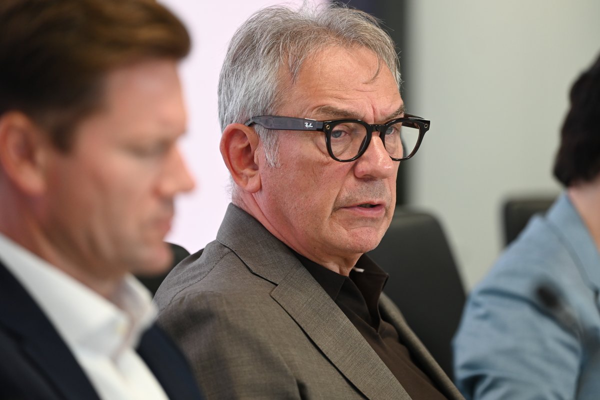 BankPekaoSA's tweet photo. 💬 Cezary Stypułkowski: Mamy za sobą solidną pierwszą połowę roku. Nadal dynamicznie rośnie nasza akcja kredytowa, pomimo mniej sprzyjającego otoczenia geopolitycznego. Skuteczna akwizycja i aktywność naszych klientów, pozwala nam niwelować wpływ niższych rynkowych stóp procentowych. W kolejnych kwartałach naszym celem pozostaje dalsze doskonalenie oferty i umacnianie naszej rynkowej pozycji.

Wspólnie z prezesem Pekao wyniki za pierwsze półrocze 2026 zaprezentowali: Dagmara Wojnar, Marcin Gadomski i Ernest Pytlarczyk @Pekao_Analizy.
#pekao #wynikifinansowe #bankowość #finanse