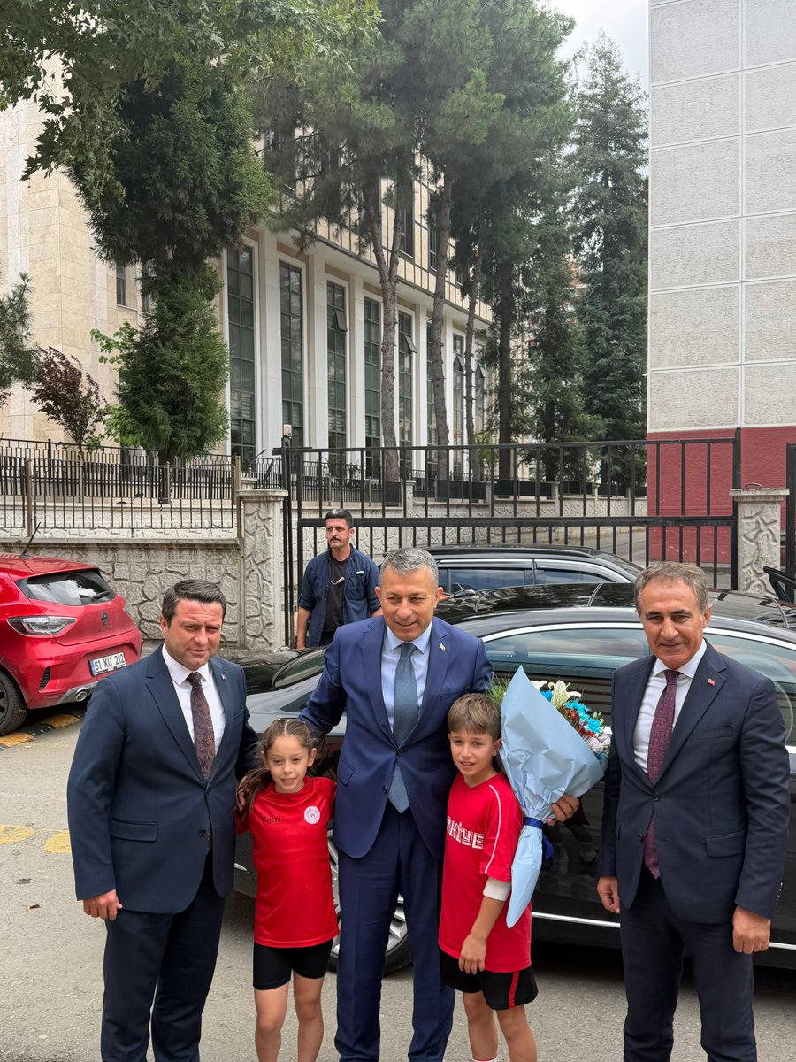 yomragovtr's tweet photo. Trabzon Valisi Sayın Tahir Şahin, Kaymakamımız Sayın Oğuzhan Ocak ile birlikte Yomra Cimnastik Salonu’nda devam eden Yaz Spor Okulları faaliyetlerini yerinde inceledi. https://t.co/96yEIoV8On
