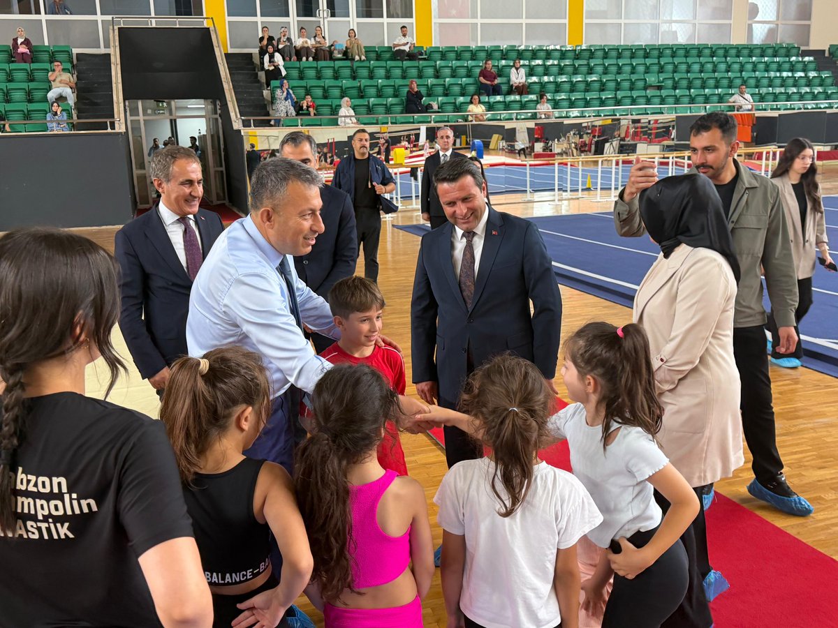 yomragovtr's tweet photo. Trabzon Valisi Sayın Tahir Şahin, Kaymakamımız Sayın Oğuzhan Ocak ile birlikte Yomra Cimnastik Salonu’nda devam eden Yaz Spor Okulları faaliyetlerini yerinde inceledi. https://t.co/96yEIoV8On