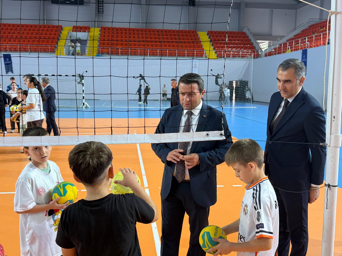 yomragovtr's tweet photo. Kaymakamımız Sayın Oğuzhan Ocak yaz spor okullarının çocukların fiziksel, zihinsel ve sosyal gelişimlerine önemli katkılar sunduğunu belirterek, gençlerin sporla iç içe yetişmesi adına yürütülen çalışmalara destek vermeye devam edeceklerini ifade etti. https://t.co/nuB9zKm8Lx