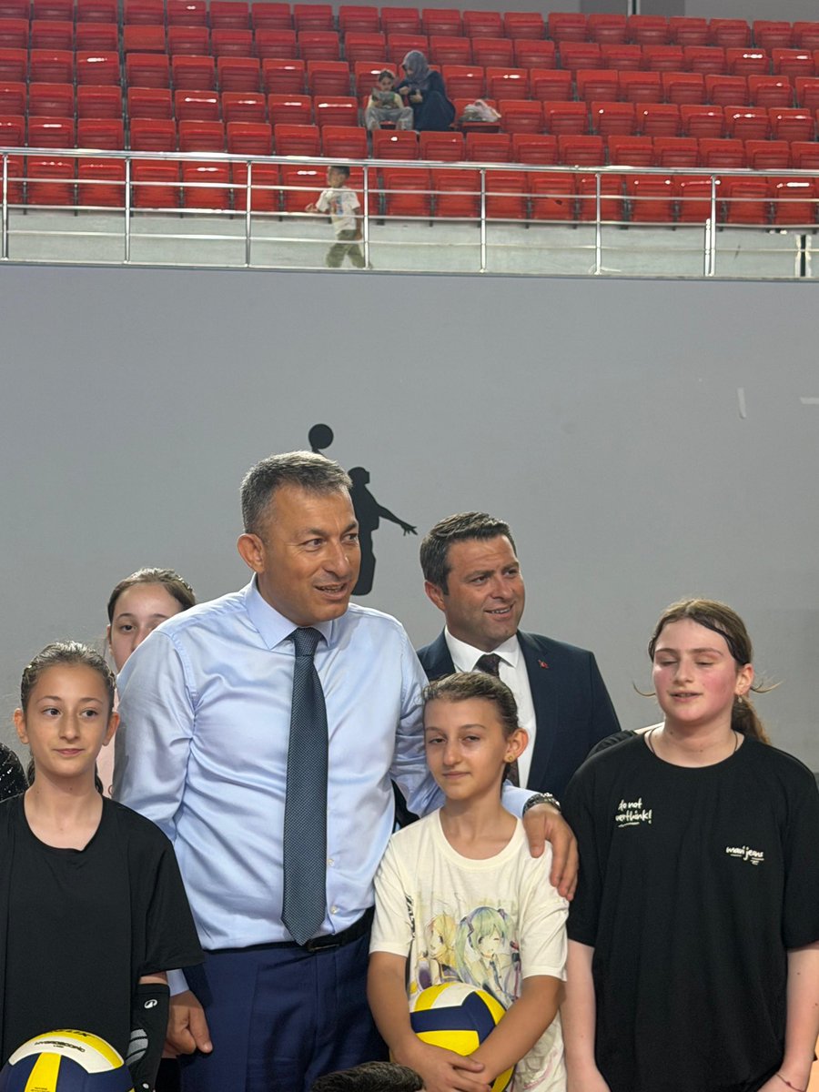 yomragovtr's tweet photo. Kaymakamımız Sayın Oğuzhan Ocak yaz spor okullarının çocukların fiziksel, zihinsel ve sosyal gelişimlerine önemli katkılar sunduğunu belirterek, gençlerin sporla iç içe yetişmesi adına yürütülen çalışmalara destek vermeye devam edeceklerini ifade etti. https://t.co/nuB9zKm8Lx