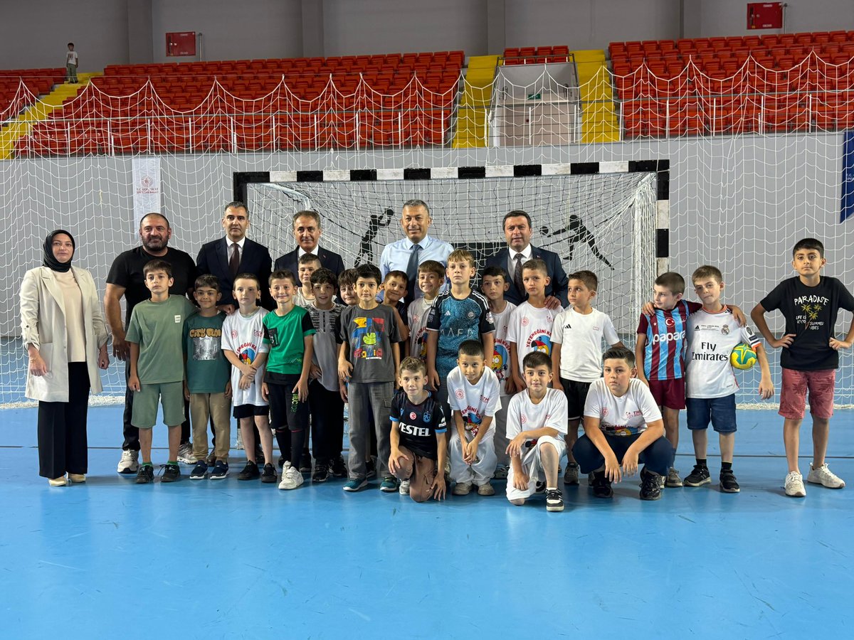 yomragovtr's tweet photo. Kaymakamımız Sayın Oğuzhan Ocak yaz spor okullarının çocukların fiziksel, zihinsel ve sosyal gelişimlerine önemli katkılar sunduğunu belirterek, gençlerin sporla iç içe yetişmesi adına yürütülen çalışmalara destek vermeye devam edeceklerini ifade etti. https://t.co/nuB9zKm8Lx