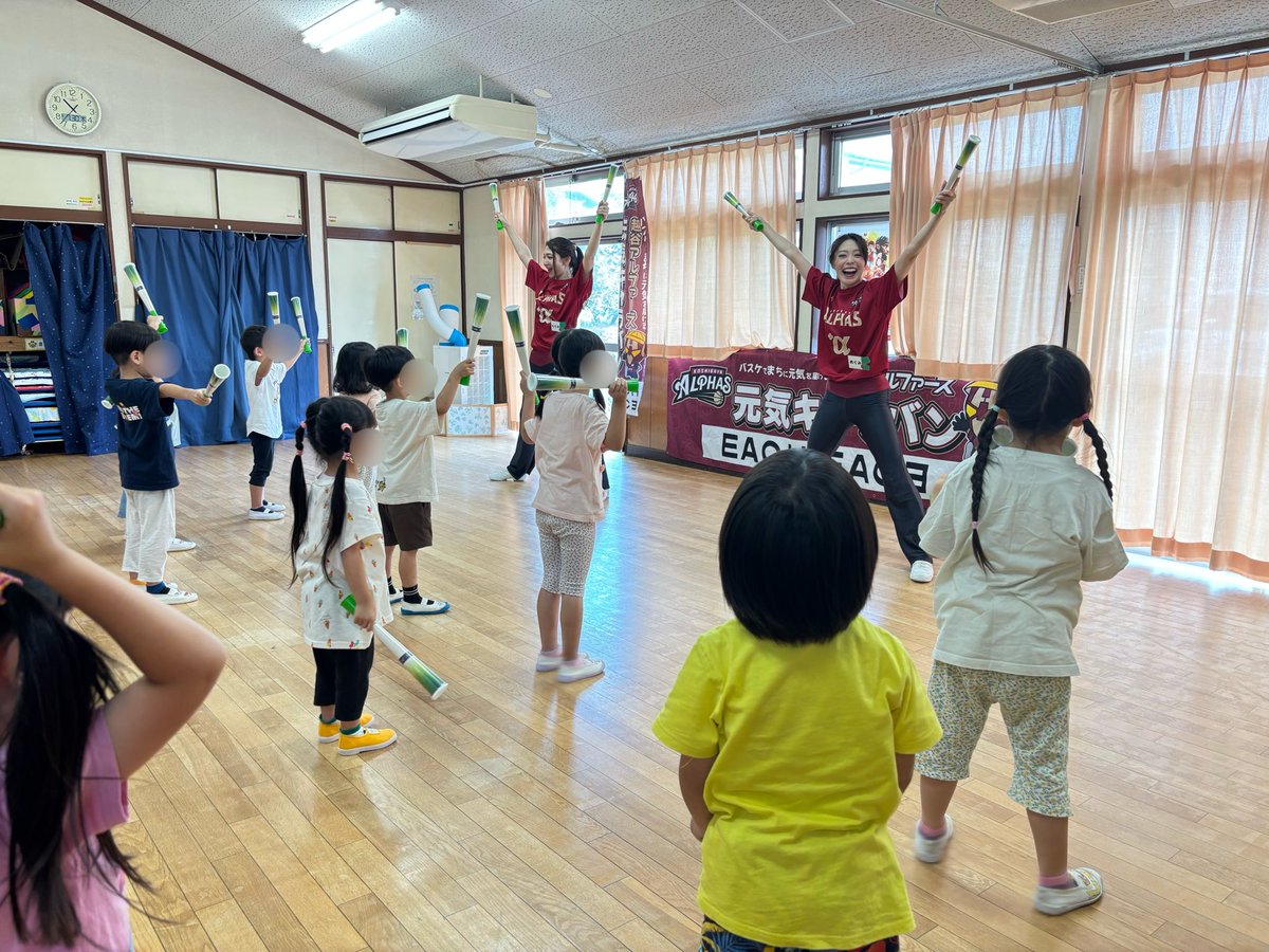 KoshigayaAlphas's tweet photo. #アルファーズ元気キャラバン🌈
supported by EACH FACE
#ネギばんばん 編🦆
2026-27 SEASON
vol.8【越谷市立赤山第二保育所】

今回は #AlphaVenus のMegumiとMomokaが赤山第二保育所を訪問📛

今回は4歳児クラスの子どもたちが元気いっぱいにネギばんばんダンスを披露してくれました☺️✨

たくさんの園児たちから、「ネギばんばん、お家にもあるよ！」「アルファーズの試合にまた行きたいな！」と嬉しい反応もありました🥹🏀

#越谷アルファーズ #Bリーグ #アルファヴィーナス