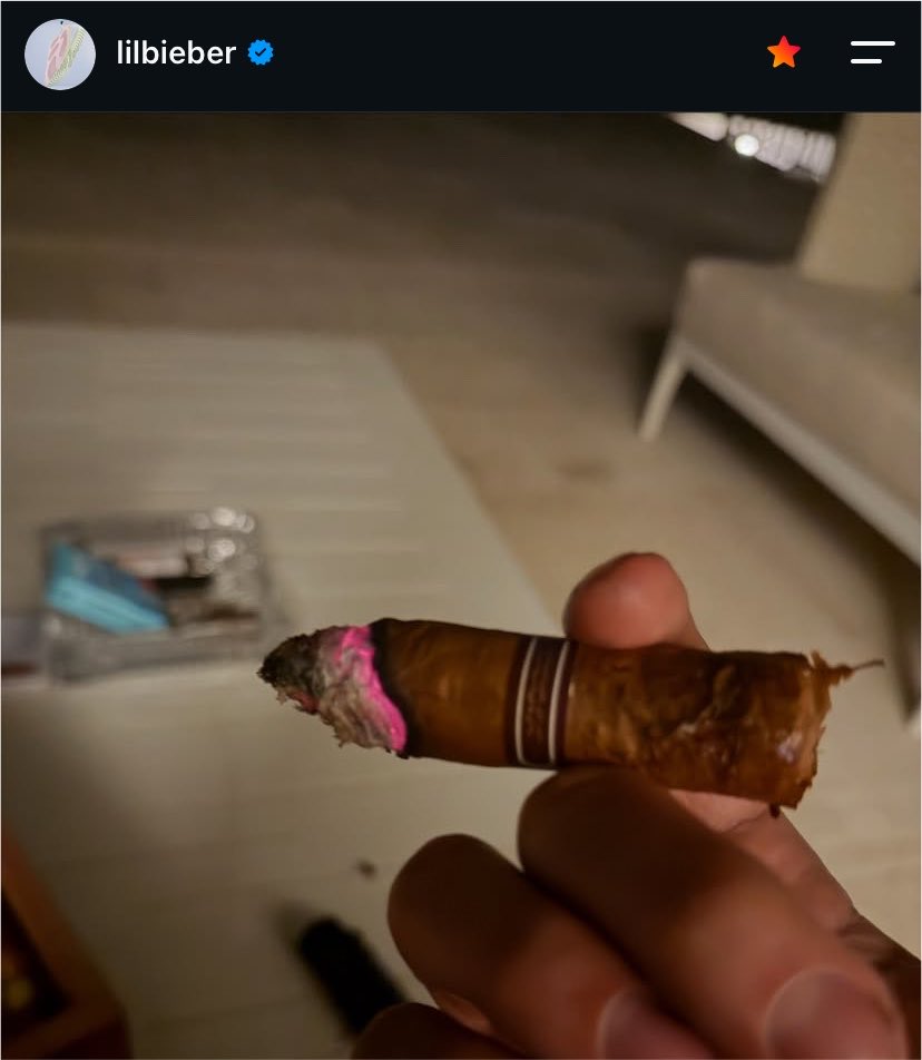 kenjikishimxto's tweet photo. saímos dos beck mal apertados pra esse charuto de rola kkkkkkkkkkkkkkkkk https://t.co/ZbRCvlbcuJ