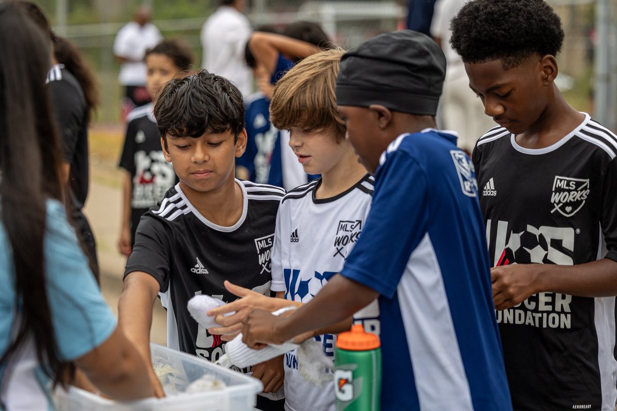 solofthecities's tweet photo. Week 4 wrapped up the final regular szn of #ServeToPlay Szn 6. ⚽🐾

Youth partnered with 
The Bond Between, making cat toys &amp; collecting pet supplies for local rescue animals.

This summer, 300+ youth participated each week and completed 1,160 hours of community service! https://t.co/kDBN2v1Lz0