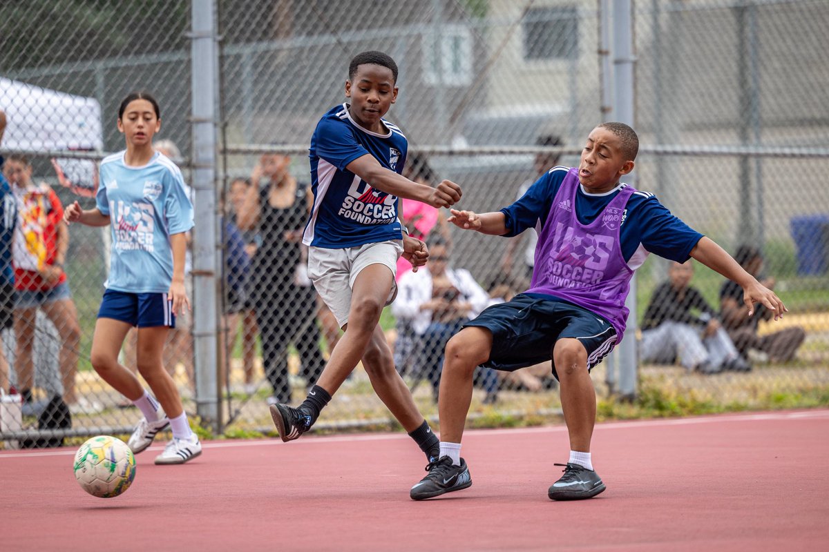 solofthecities's tweet photo. Week 4 wrapped up the final regular szn of #ServeToPlay Szn 6. ⚽🐾

Youth partnered with 
The Bond Between, making cat toys &amp; collecting pet supplies for local rescue animals.

This summer, 300+ youth participated each week and completed 1,160 hours of community service! https://t.co/kDBN2v1Lz0