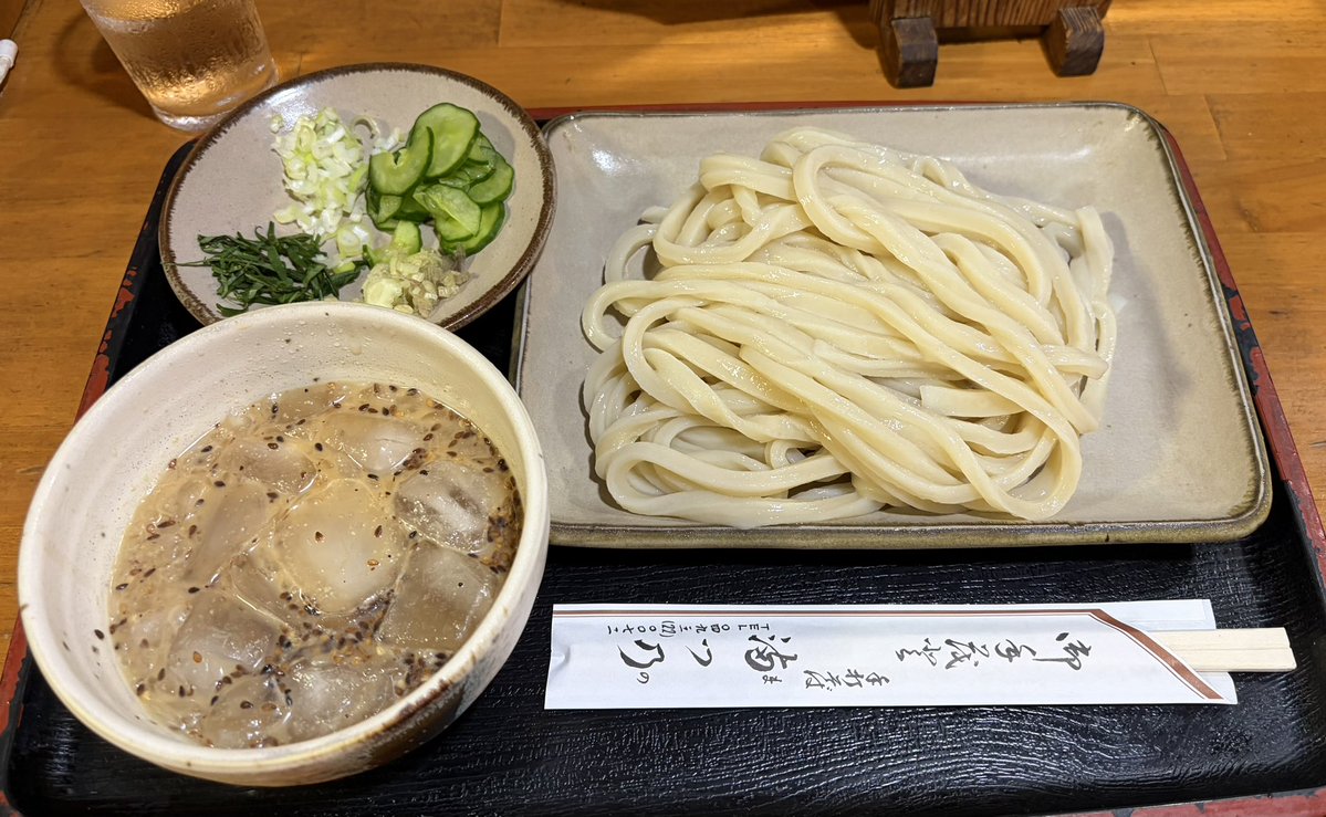 ecoecouron's tweet photo. #手打ち蕎麦うどん満つ乃
#東松山 
8月の大人の遠足の打ち合わせを兼ねてランチをいただきに
期間限定「冷汁うどん」大盛り！
甘めの冷汁と冷水で締めたモチモチのうどんが良く合いますね😊
美味しいおうどんごちそうさまでした🙏
お試しの冷やしきつねと天ぷらも美味でした🥳 https://t.co/LcX0yibFgN