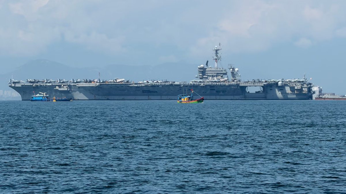 WarshipCam's tweet photo. USS George Washington (CVN 73) Nimitz-class aircraft carrier coming into Da Nang, Vietnam - July 30, 2026    SRC: 📸 Photos by Tuổi Trẻ, Tiền Phong / via @EFFERCETAMOL https://t.co/xi4sv3KbJi